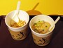 左：ホットベビースターできたてスナック＋トッピング（コーン＆マヨネーズ、300円）　右：ホットベビースターお湯かけヌードル（200円）