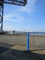 海を眺める8つの青い風船。ギムホンソック《8つの息（日常の記念碑）》2014