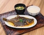 できれば夕食は早めに食べ、さらに早く寝る習慣を！