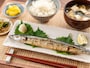 できれば夕食は早めに食べ、さらに早く寝る習慣を！