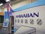 ハワイアン航空のブースには、コックピットや座席、衣装、食事サービスのカートもある