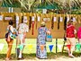レイ・コンテスト受賞作品を鑑賞する人々（写真提供：Hawaii Tourism Authority (HTA) / Tor Johnson）