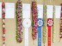 いくつもの花や葉、木の実を糸で通し、結び、編み込んで作られる花束のようなレイ