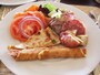 朝食ブッフェから。手前が人気のシン・パンケーキ