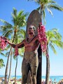 晩年は保安官を勤めながら、ハワイのアロハ大使（親善大使）として活躍したデューク・パオア・カハナモク