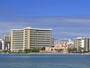ワイキキビーチに翼を広げるように建つシェラトン・ワイキキ（画像左）(c) SHIGEKI KAWAKITA/a.collectionRF /amanaimages