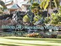 ビレッジ玄関口に建つ古典フラダンサーのブロンズ像「カハ・カ・イオ・メ・ナ・マカイ＝鷹は風とともに舞い上がる」。広大なリゾート村がここからスタート