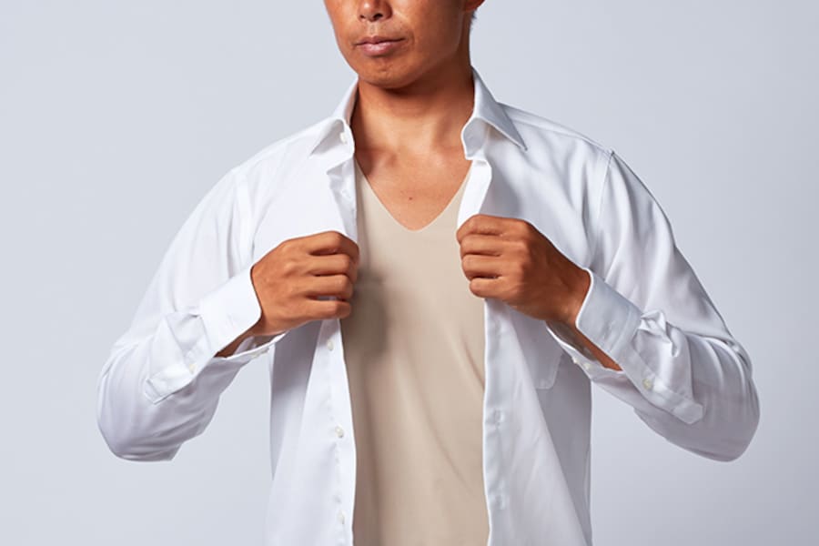 シームレスVネックT（半袖）　990円（税抜価格）