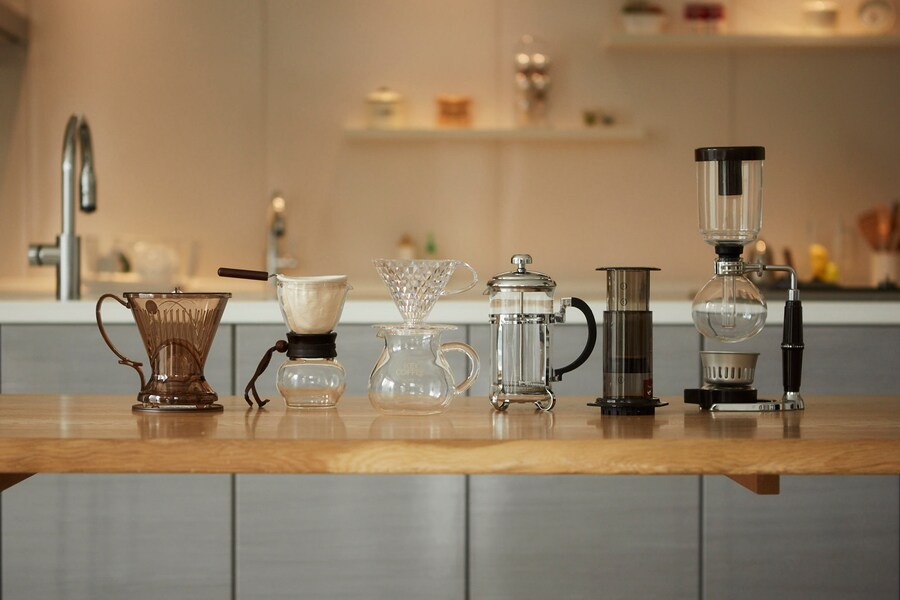 左から、ペーパードリップ、ネルドリップ、フレンチプレス、エアロプレス、サイフォン、クレバー。選ぶ際は、好みのコーヒーが淹れられるかと、自分にとって使いやすいかを基準にしましょう。
