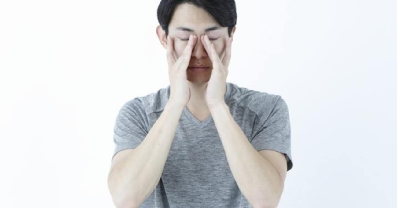 クマやシワの原因にもなる「スマホ労眼」に要注意！簡単にできる対処法は？