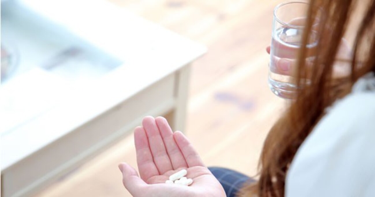 【SNSで話題】若者ほど敏感!? 医師が考える「人前で薬を飲むのはマナー違反」問題