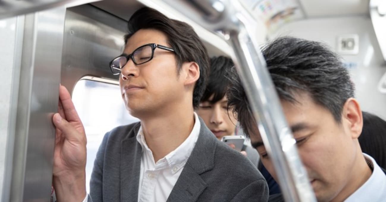 「ドア地蔵」「バンザイおじさん」満員電車でのイラッと体験談に思わず共感