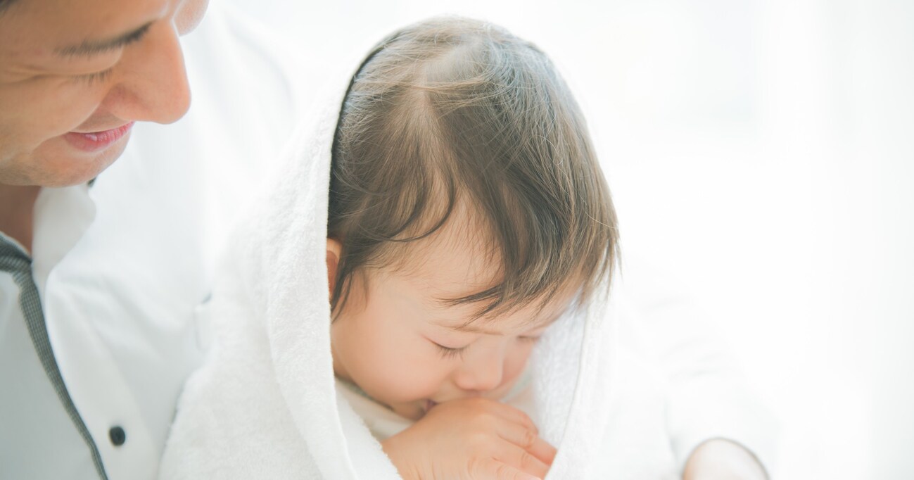 「誰が使うんだよ！」結婚祝いでもらった"バスローブ"が意外な子育てシーンで役に立つ？！「わかります」「懐かしいです」と共感の声