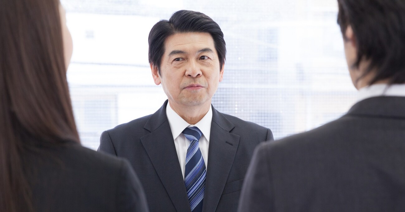「自分も他人も、もっと"軽率に"褒めていこう」朝礼中に上司が発した言葉に「良い職場」「大人だって褒められたい」と称賛の声殺到