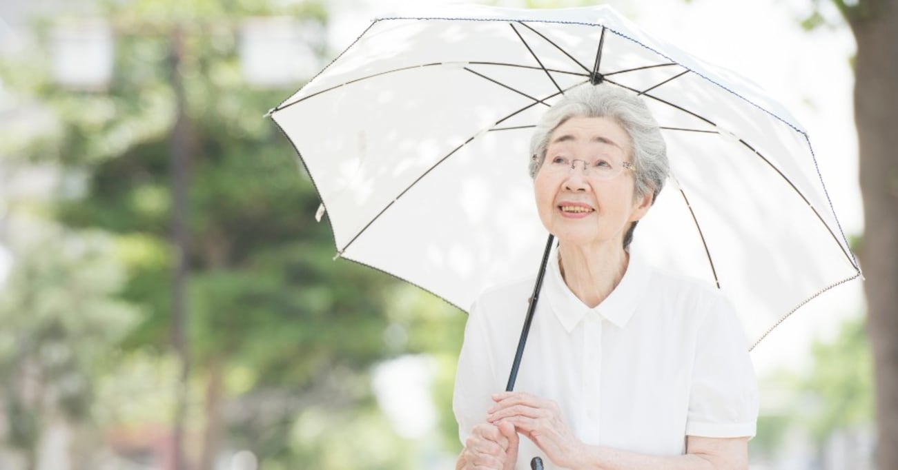 粋な感染症対策？ お互いに日傘を差していると自然と一定の距離感ができる！ 近所のおばあさんのアイデアにツイ民脱帽
