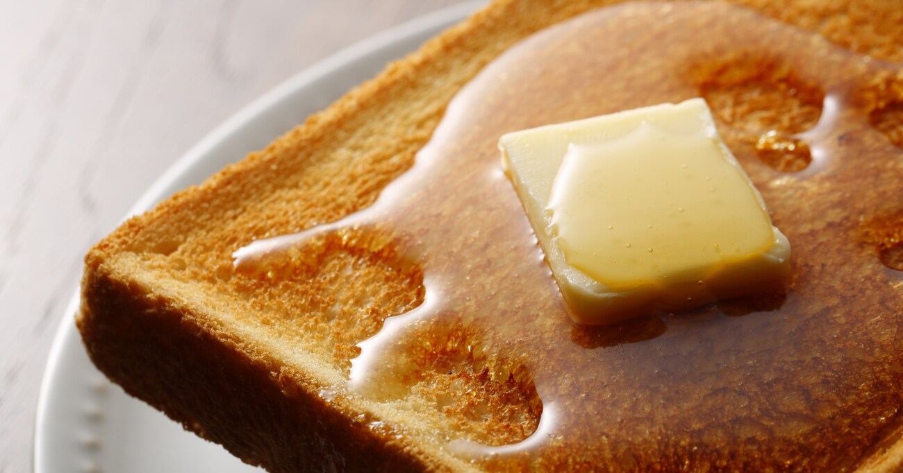 【衝撃】食パンを凍らせるとバターが染み込みやすくなる？ 冷凍すると便利な食材3選！