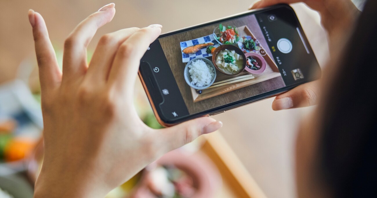 料理の写真、撮る派？撮らない派？ 食べる前の写真撮影は、もはや食事中のスタンダードな所作の一つになってしまったのか？