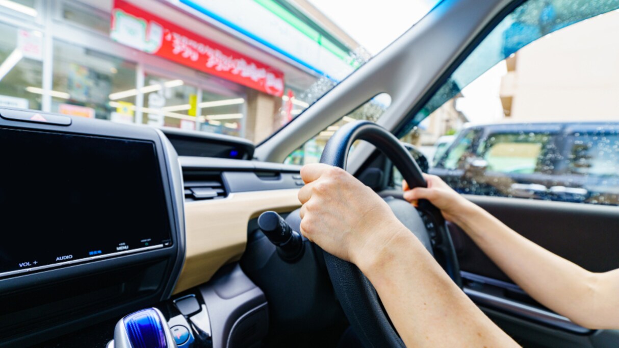 「駐車場の前にバーがある理由は…」コンビニでの事故現場を捉えた投稿が話題に「考えを改めます」「腰かけとして使ってた」