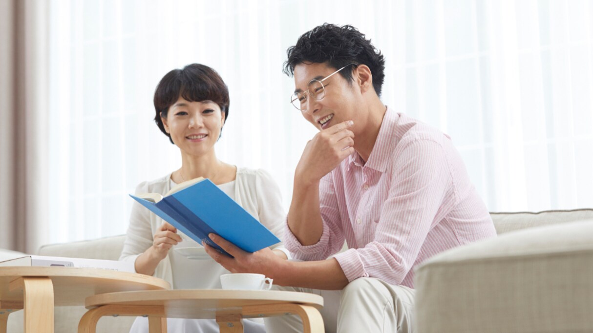 目が悪くなってきた夫が「遠くを見なきゃ」と言いながら取った "ある行動" にツッコミの嵐