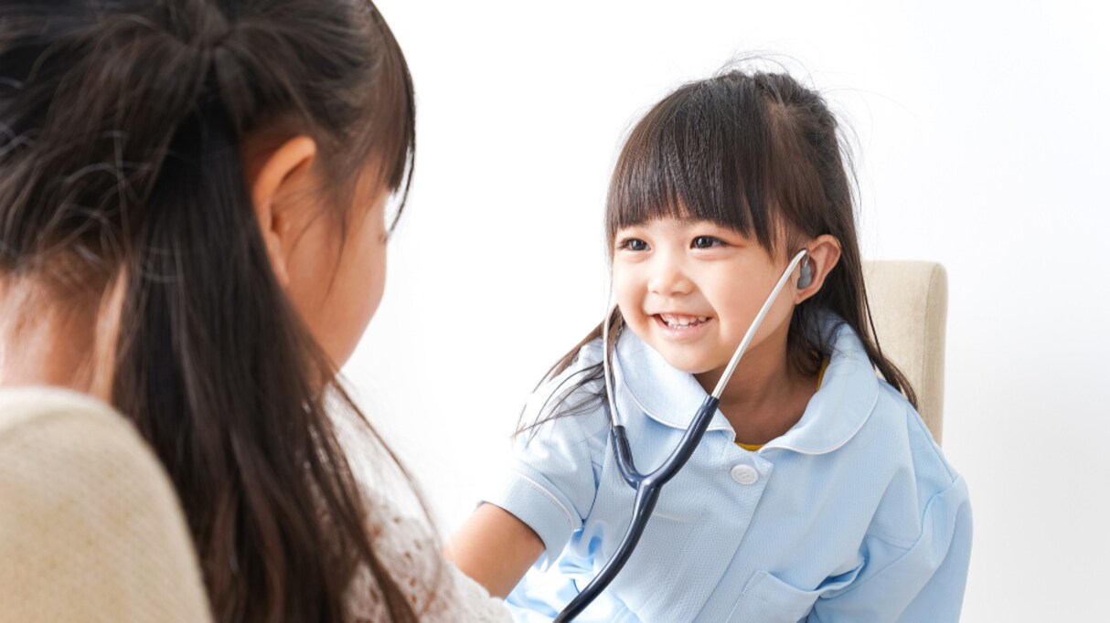 入院中の女の子の "病院ごっこ" がレベル高すぎると話題に！「小さな可愛い看護師さん」「癒される」