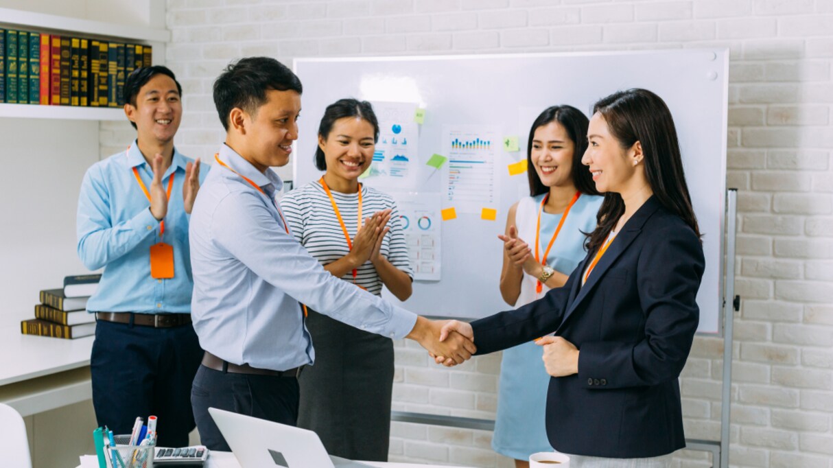 「社員同士で褒めあいたい」という投稿に集まった "批判的なコメント" が的外れすぎると話題に