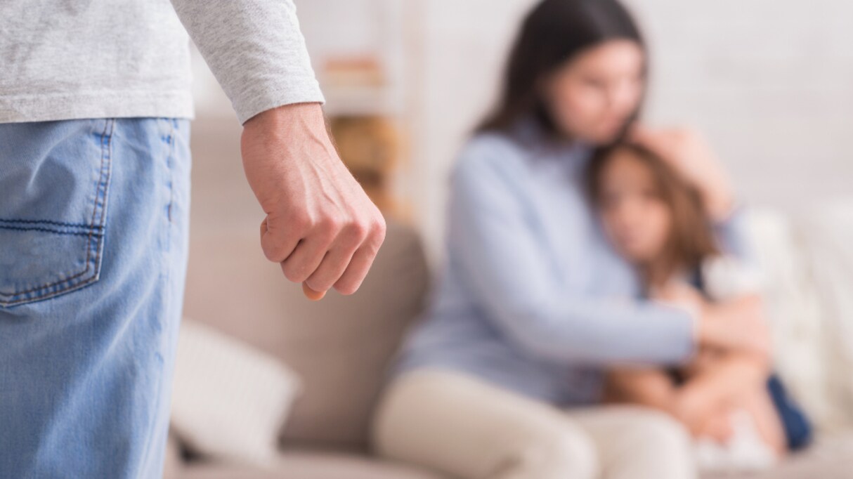 「誰かに助け出して欲しかった」泥酔した父に暴行された女性…駆けつけた警察官が放った一言に批判の嵐