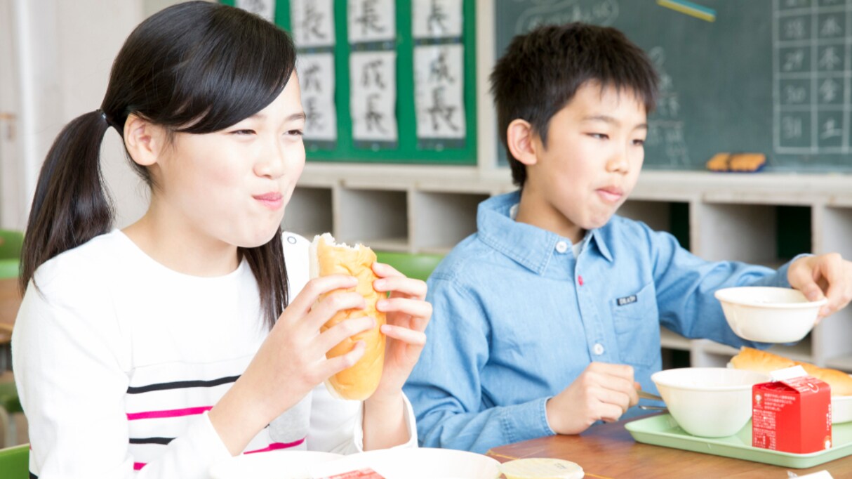 【青春】小学生の頃、隣の席の女子の給食を食べて先生に怒られていた男の子…その驚きの真意に胸キュン