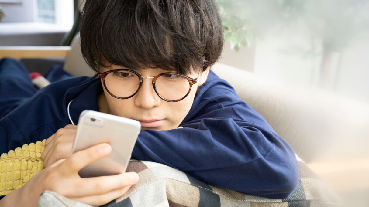 「ダメだと思いつつ…」彼女のスマホを覗いた男性 暗証番号が自分の誕生日でキュンとしたが…その後の落差が大きすぎた