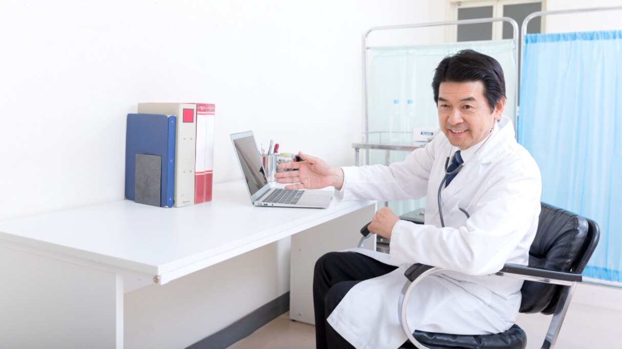 病院の診察室に「自動で開くからドアノブ触らないで」と張り紙が！その予想外の背景に笑いの嵐