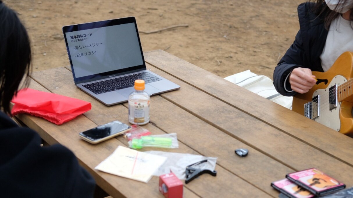 ギターは弾いて学ぶものではなかった？友達にギターを教えてもらった男性 驚きの指導方法に称賛の声