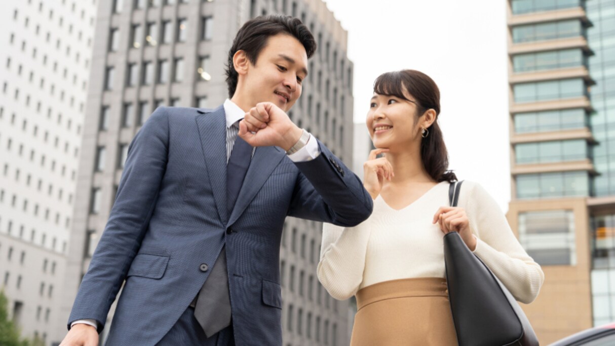 【スカッとする会話】先輩に「出勤時刻の30分前には出勤するものよ」と言われた若手 その返答が…