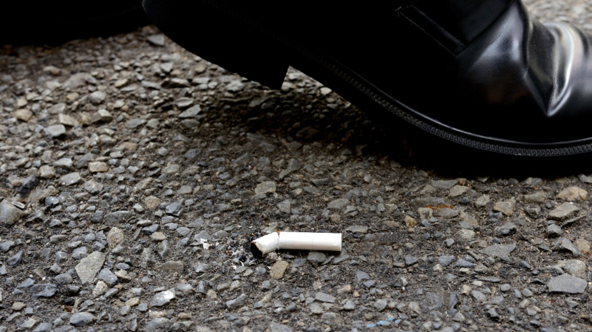 喫煙者のいない作業場のポストに投函された「タバコを捨てるな」というメモ…その後の衝撃的な展開が話題に