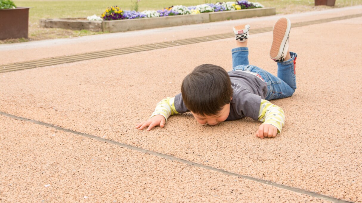 「育て、転倒力。」道路で転んだ4歳息子が泣かずに起き上がり…その後の発言に称賛の声