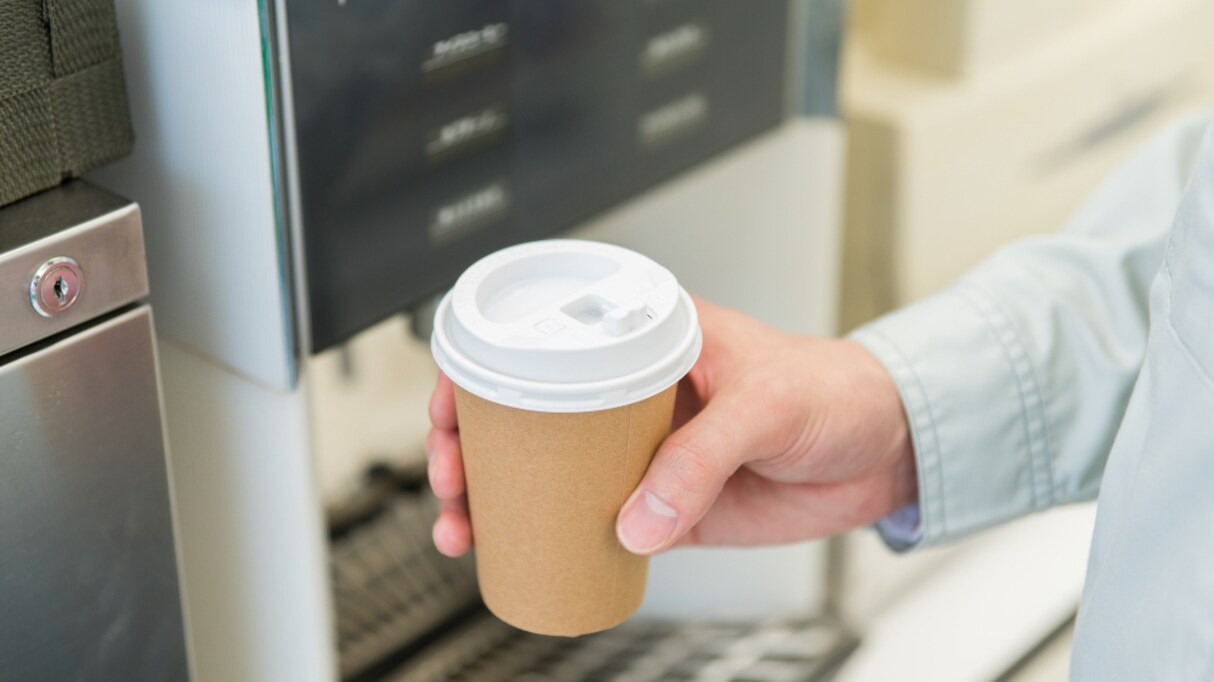 「一気に楽しい時間に」コンビニでコーヒーのボタンを押し間違えたご老人…その後の展開にほっこり