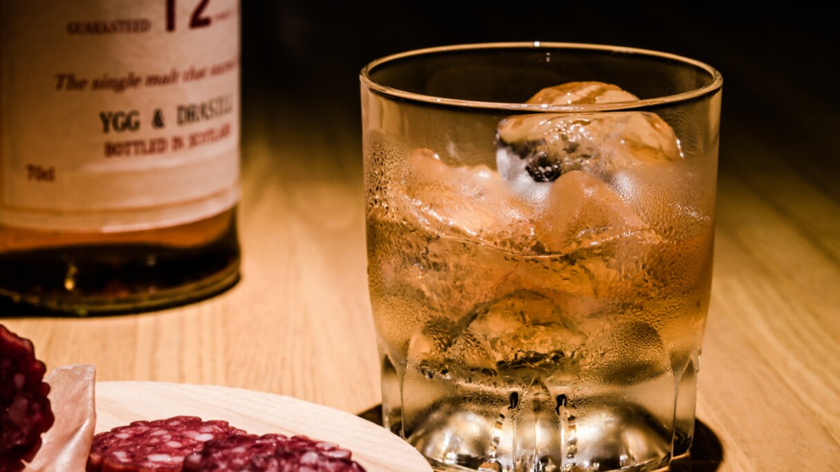 「18年寝てるだけでチヤホヤされるなんて…」"独特な視点"からウイスキーを羨む投稿にコメントが殺到！