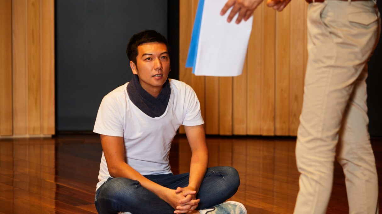 厳しい指導の演出家に怒鳴らないよう頼んだ俳優 その後の二人のやり取りに称賛の声