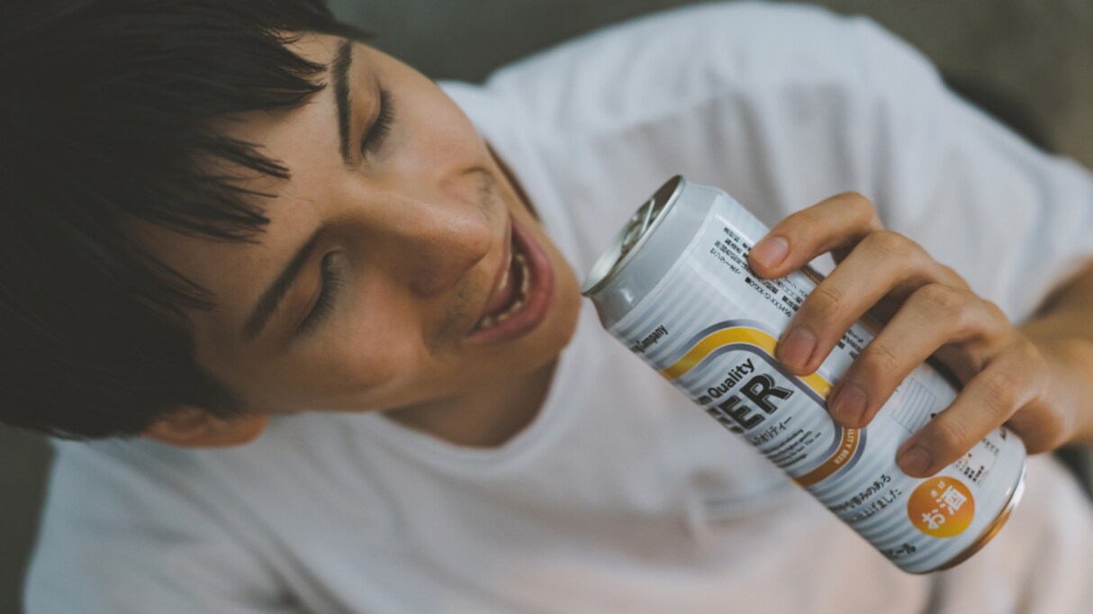 「酒を部屋に置くとあるだけ飲む」事に気付いた男性 悟りを開いたと思いきや…その後の行動が話題に