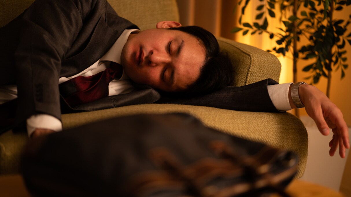 「会社から帰宅したら決して座らずに…」新社会人に贈るアドバイスに人生の先輩から共感の声