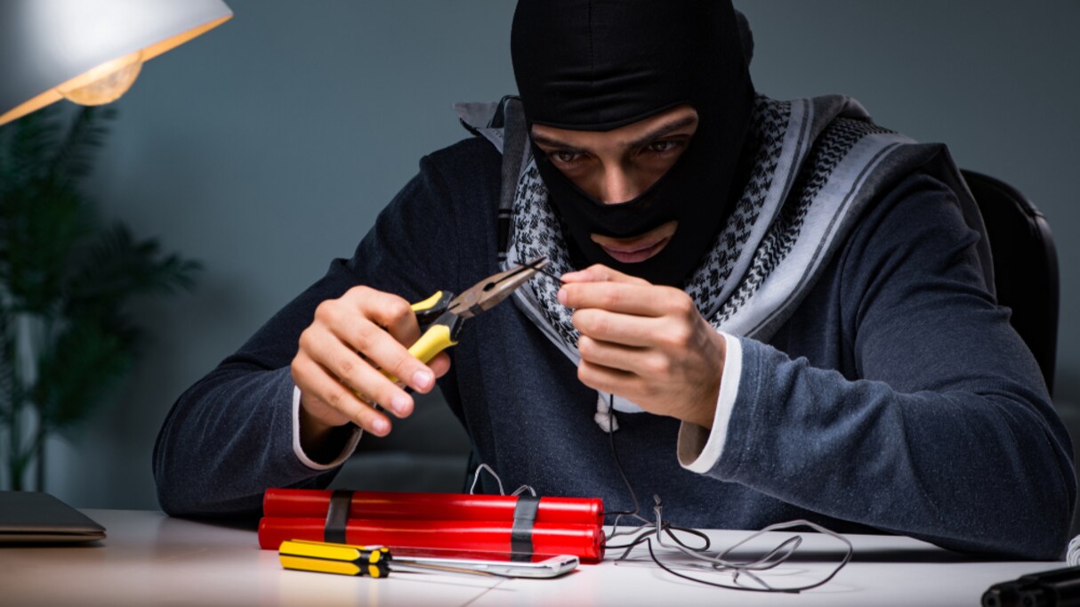 「○○の時に呼ばれる」IT業界の "爆発処理班" の仕事と実際の爆弾処理班の一番の違いが話題に