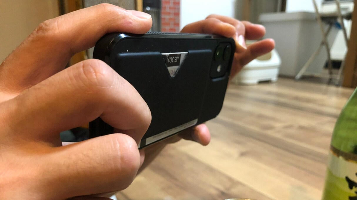 スマホで写真を撮る時、端っこを持ってない？スマホ世代の "持ち方" が理にかなっていると話題に