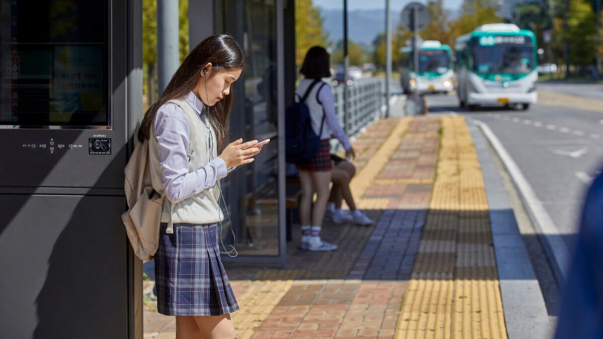 電車内でリュックを腰あたりで背負う女子学生を見て「邪魔だな」と思っていたら…その理由にハッとさせられる
