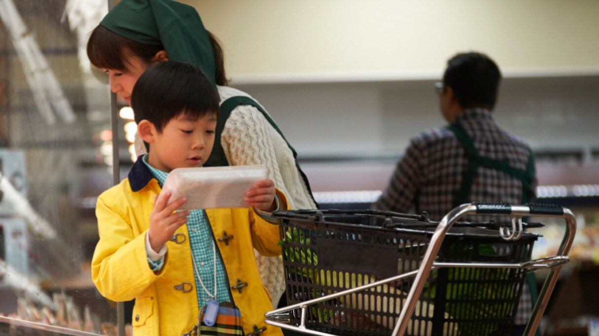 お小遣いで220円のステーキ肉を買いに来た子どもに「100g当たりの値段だよ」と伝えると…