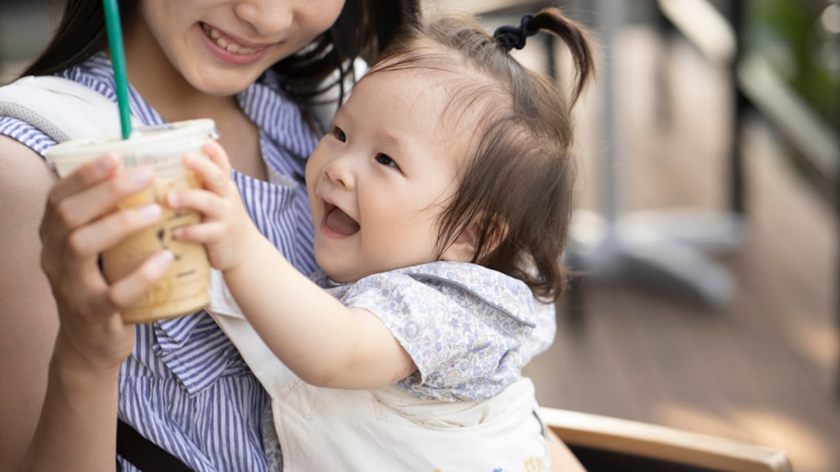 スタバに入った途端に赤ちゃんが泣き始め…子連れママさんの「強さ」を感じるエピソードが話題に