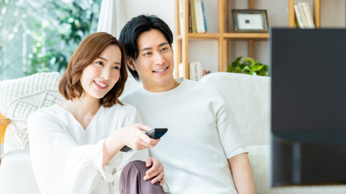テレビ鑑賞中、CMのたびに音量を下げる彼 毎回元に戻していたら…付き合う前日のエピソードに胸キュン
