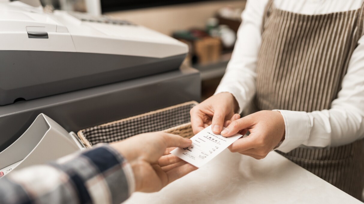 接客業経験者しか知らない！？ "ある事実" が話題に！端の赤いレシートにはこんな意味が…