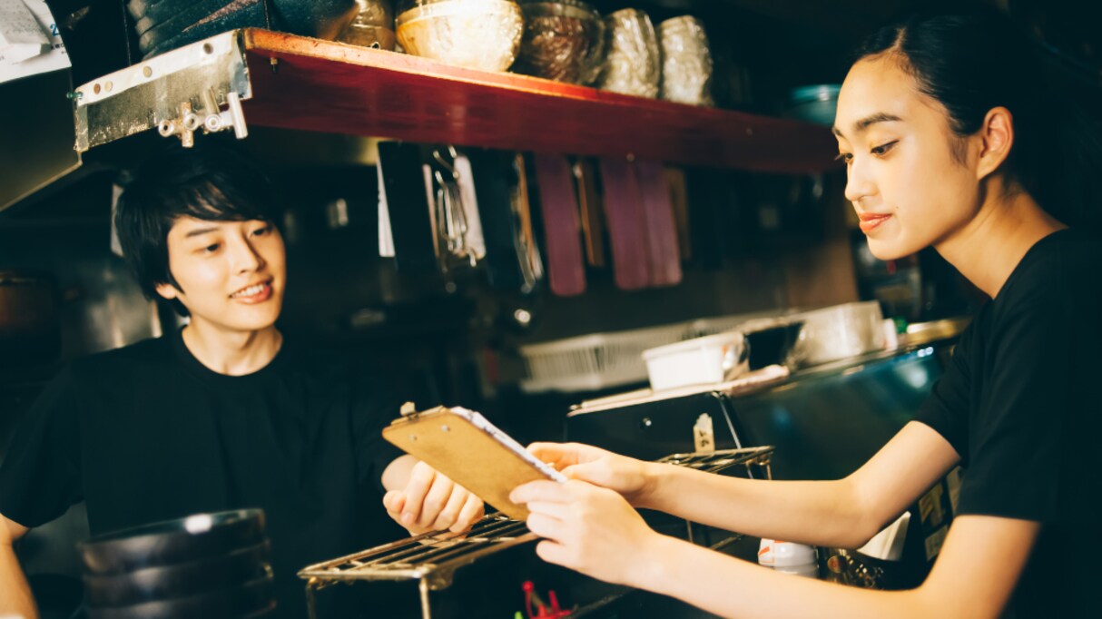 飲食店バイトでのやり取りに爆笑必至！「チキン南蛮」を運ぶ時、どこのテーブルかわからず…