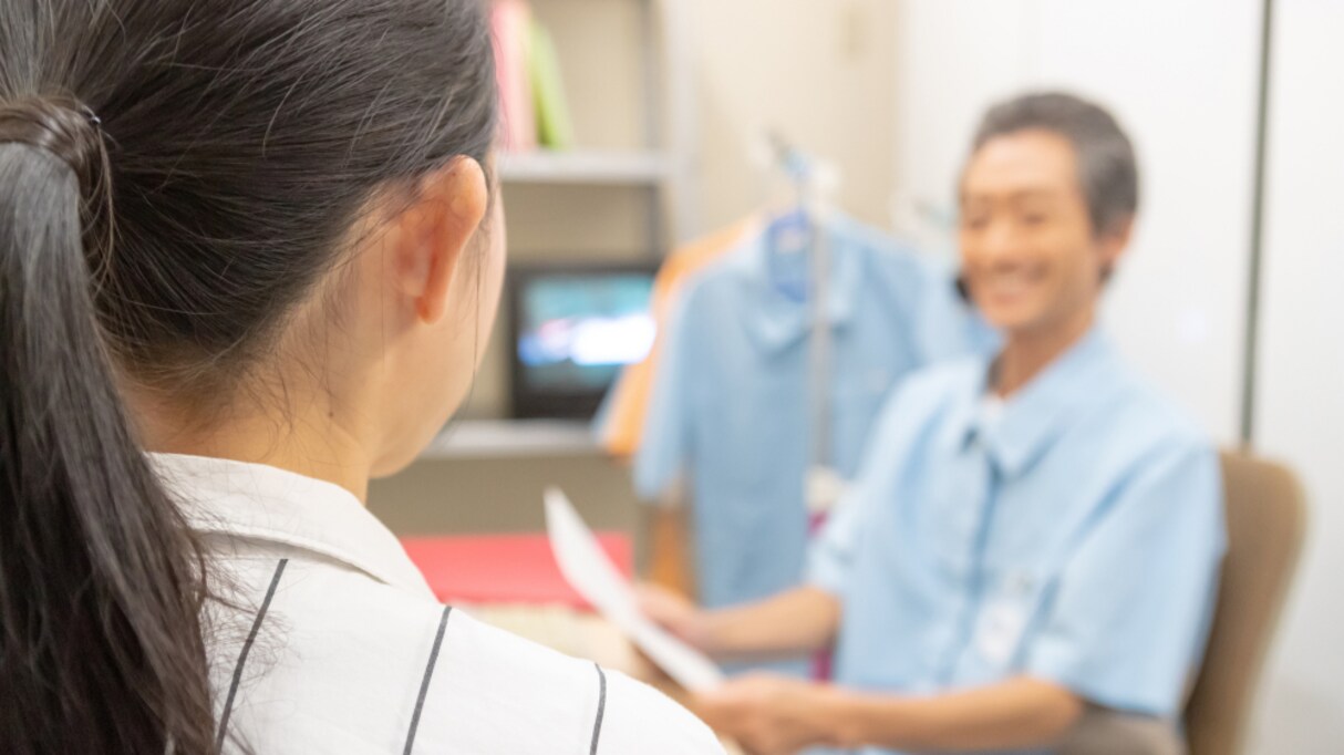 お互いがポカンとなった…スーパーの品出しバイト中、店長から「サッカーの練習しようか」と言われ…