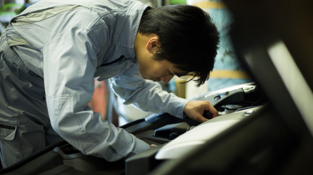 自動車整備の苦しみが話題に！エンジンを降ろす必要がある修理に「工賃が高い」とごねられ…