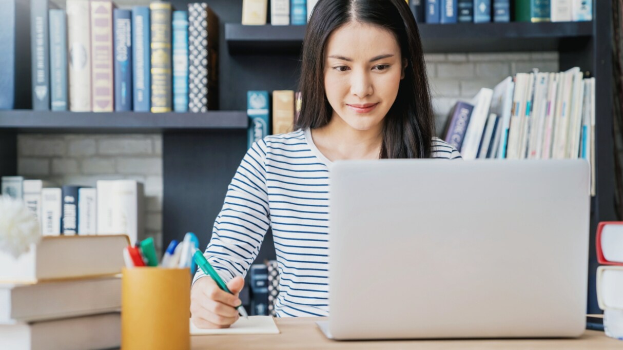 「社会人の平均勉強時間は〇〇分」社会の先生が、"頭一つ抜きん出るのは簡単" と考える理由に納得