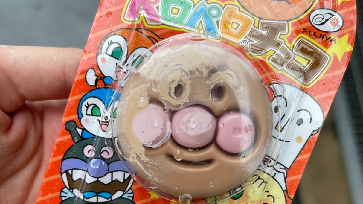 区役所の前で雨宿りをする親子に傘をあげると…感動的な出来事に心があったまる